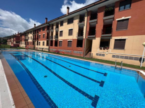 VILLA CARMEN coqueto apartamento con piscina y garaje by Apartamentos Logrono org